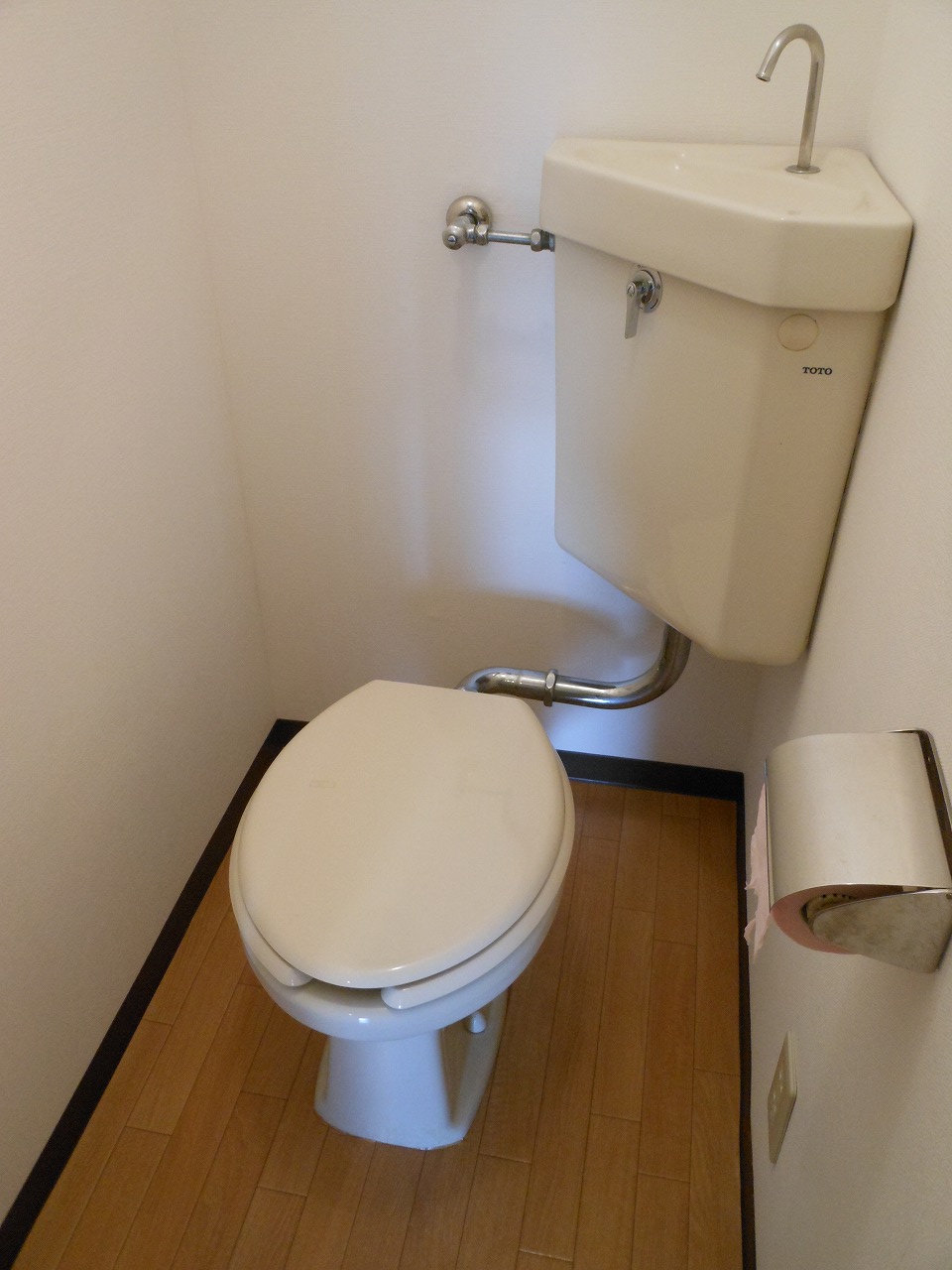 Toilet. There bidet outlet that can be installed! 