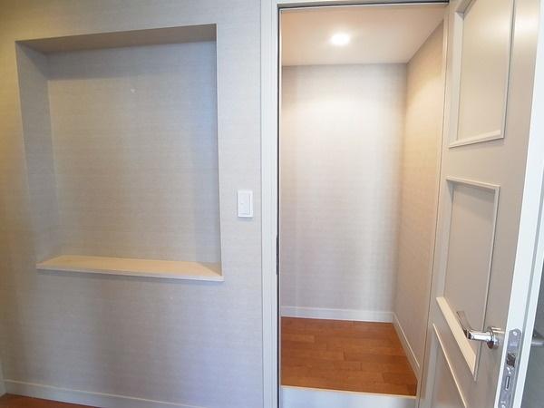 Receipt. Entrance next to the closet