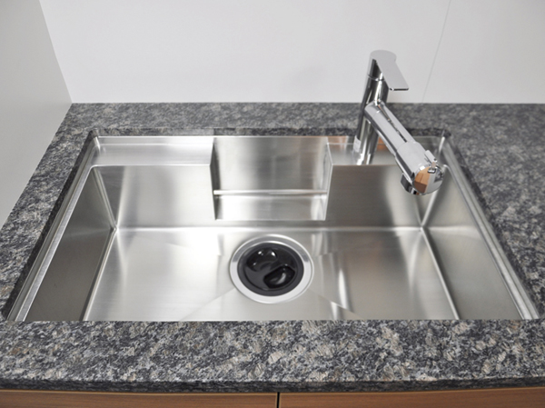 Kitchen.  [Original sink] It is a functional sink provided with a detergent placed space in sharp square design by hand sheet metal finish. Konasemasu easy to clean stainless steel.  ※ O type is different from the sink shape.  ※ All of the following publication photograph of the same specification