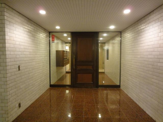 Entrance. Common areas