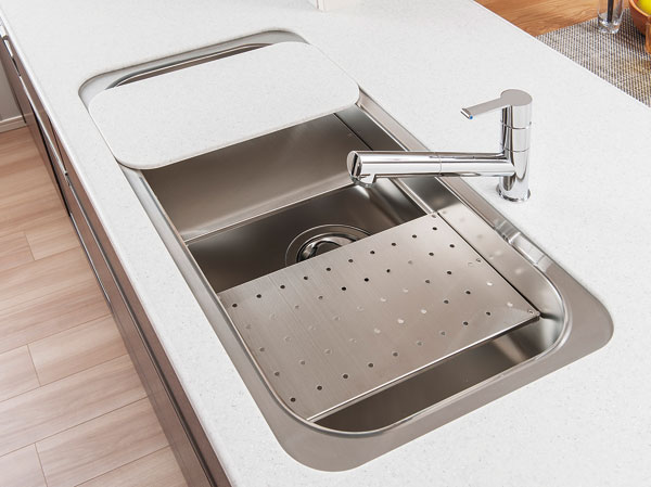 Kitchen.  [Utility sink] Flexible configuration of width 88cm. Plate can be installed in the middle of the sink with a "middle space", It has been improved efficiency and ease of use of the work. Also, Good command of it more convenient by utilizing a plate attached.