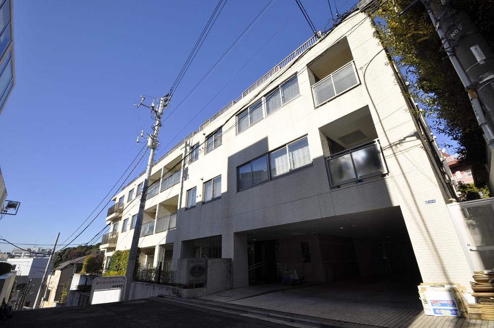 Local appearance photo. Located on a hill, Building floating cleanliness.