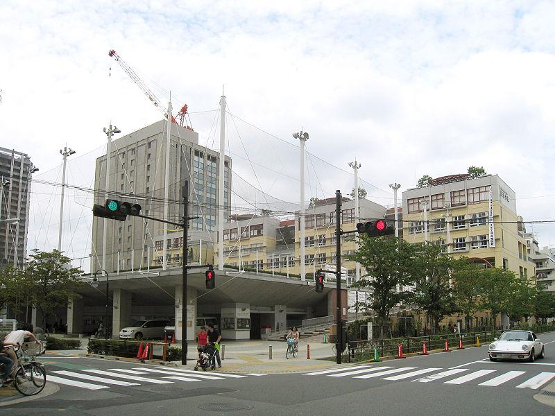 Junior high school. Nation's first facility-integrated public schools to do the 503m Konaka consistent education to Shinagawa Ward Hino Junior High School. Policy is to develop a new education extend the ability of students.