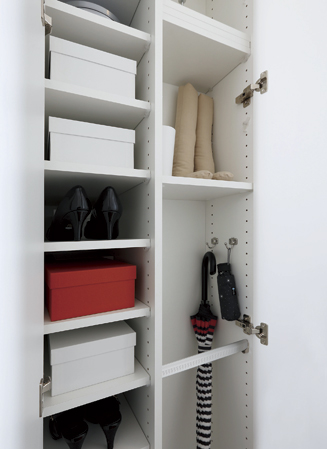 Receipt.  [Footwear input space] Footwear input of up to 16 pairs of shoes can be accommodated, Also it fits neat Long boots by changing the position of the shelves.