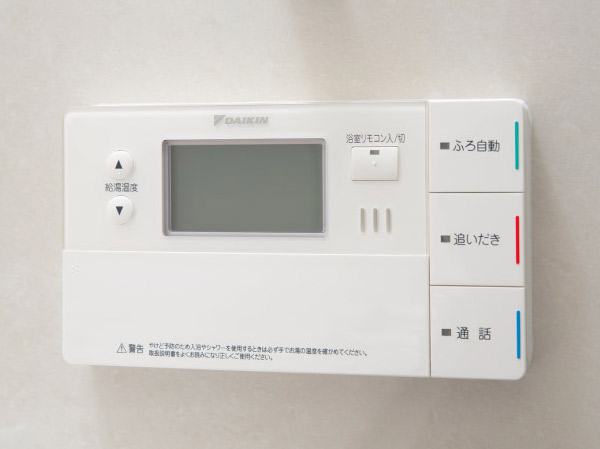 Bathing-wash room.  [Full Otobasu] Automatic hot water clad in one switch ・ Keep warm ・ Adopt a full Otobasu that Reheating function with. Because the control panel also includes the kitchen, You ready for bathing in between cooking.