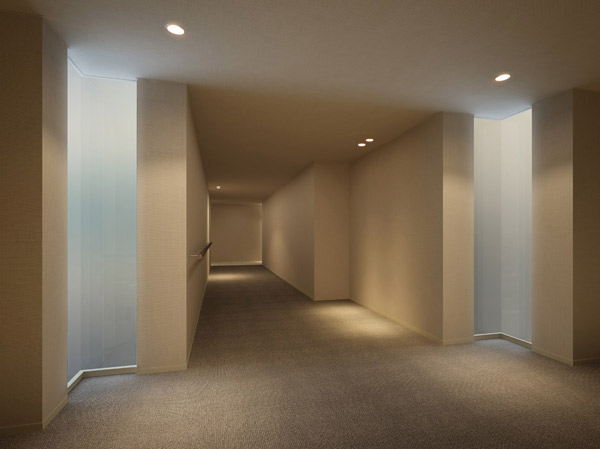 Features of the building.  [Inner hallway] Corridor within which to ensure a certain space corridor width is wearing the calm and tranquility, It brews a sense of luxury. Also, Installing a window of the skylight in the portion facing the courtyard. You can take in a soft natural light. (Inner corridor Rendering)