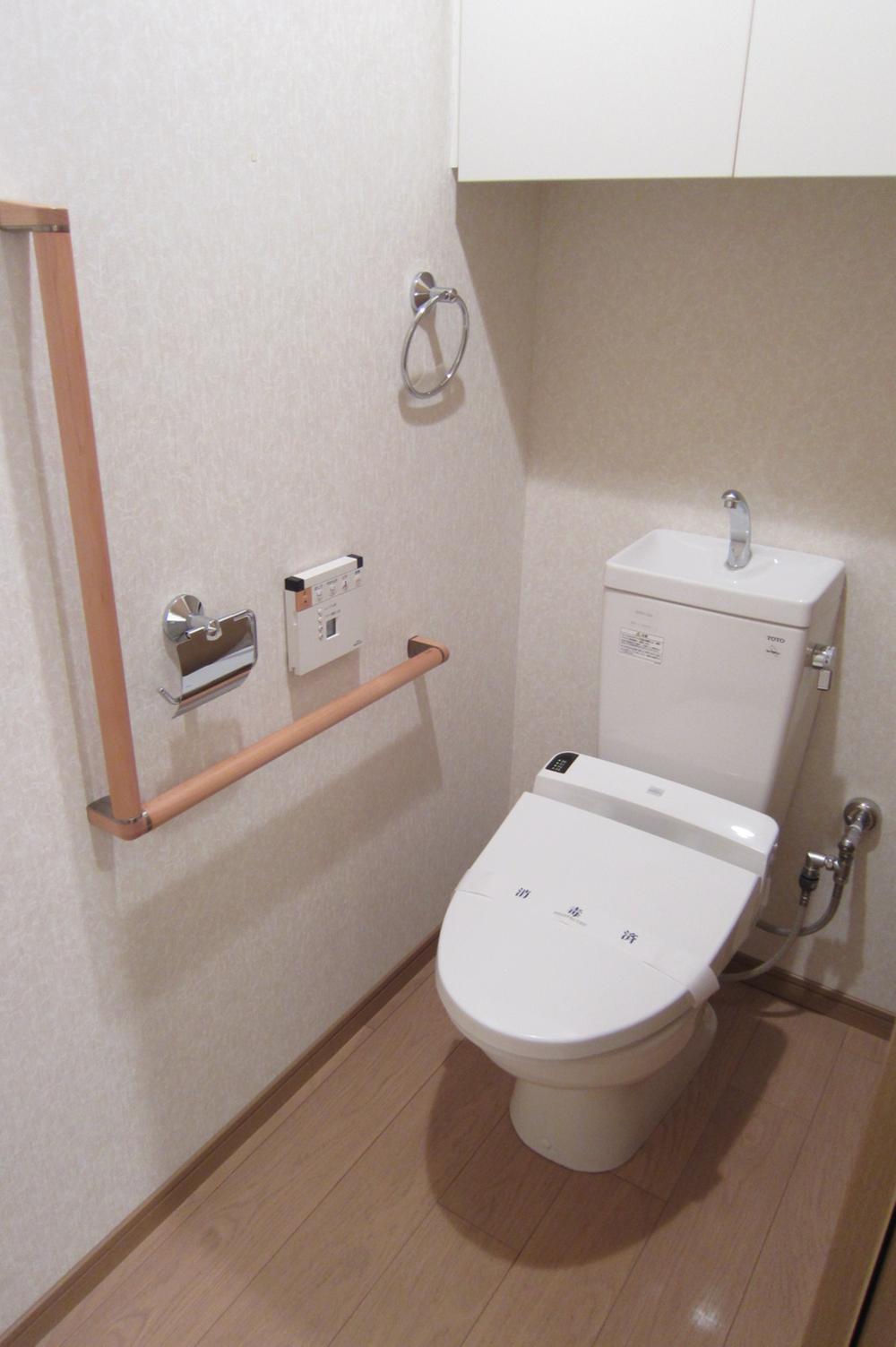 Toilet. With Uosshuretto, Emergency call buttons are installed in a room five places