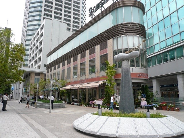 Shopping centre. 588m to platinum AER City (shopping center)
