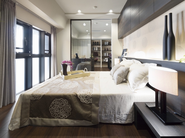 The main bedroom of about 7 mat is two-sided opening to deepen the coolness of the private room. You will receive a Chaoyang by the window on the east side, It will be greeted with a refreshing awakening. It will also be installed large walk-in closet