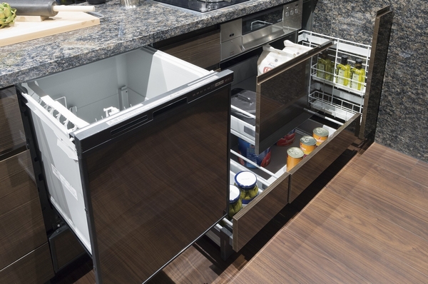 Built-in dishwasher in the kitchen, Under the counter cabinet + baseboards storage, Such as slide cabinet is the equipment packed space provided with a mesh basket