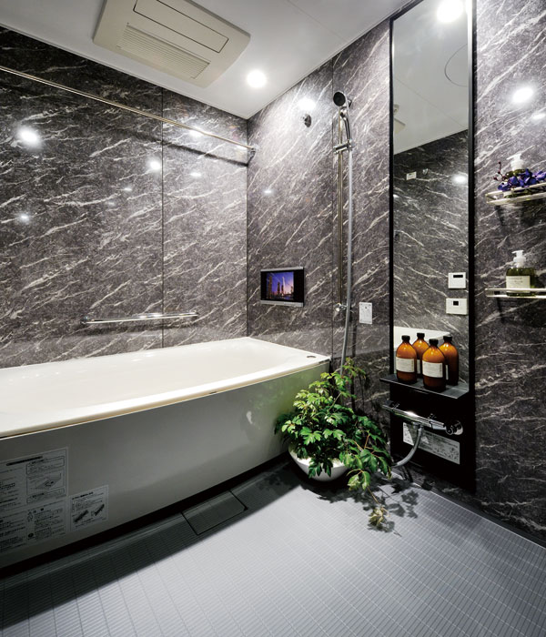 Bathing-wash room.  [Cozy space that is suitable for relaxation] Tub, Play the dirt with a smooth surface has adopted a new material. "Water Repellent ・ Crawling oil component "has been kneaded in the material, Playing the water, It prevents dirt. (BATH ROOM)