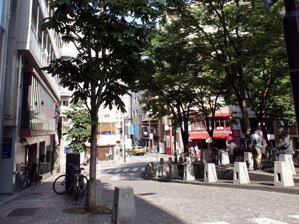 Surrounding environment. Azabu Juban shopping street (a 12-minute walk ・ About 910m)