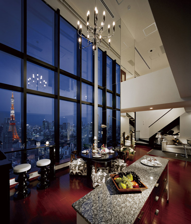 Living.  [Living-dining] 37 ・ 38 floor is a two-layer structure Maisonette plan. The dynamic panorama window of the two-layer content, It spreads downtown night scene with views of the Tokyo Tower. Living to enjoy the luxury view ・ dining. (140B 'type (maisonette) sale already ・ December 2009 shooting)