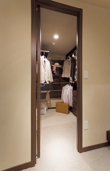 Receipt.  [It boasts a walk-in closet functionality and high storage capacity] Walk-in closet that can confirm the stored items at a glance is, Large-scale storage with the size of the room. In addition to the storage of a number of clothing, Drawer to feet and chest, You can put even shoe box.  ※ The presence or absence of installation, It depends on the dwelling unit type.