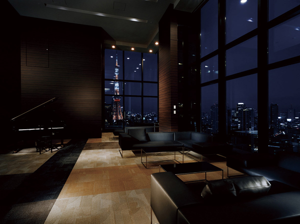 Shared facilities.  [2-layer blow-by of Sky Lounge] To face the Tokyo Tower, On the 24th floor and the 25th floor offers a sky lounge of the two-tier atrium. The interior is unified in wood tone, A combination of a good sofa comfortable sitting beautifully calm furniture, The corner has put build a bar counter.