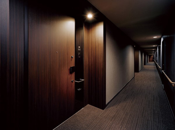 Shared facilities.  [Corridor among wrapped in calm] The inner corridor of tile carpeted.