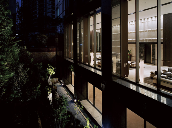 Features of the building.  [Private garden] The feet of the building was nestled a private garden. Also from the community room of the basement from the first floor Grand Lounge, You can admire the beautiful four seasons of color through the large glass.