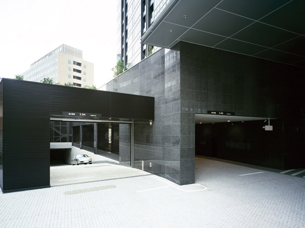 Features of the building.  [Underground parking entrance] There is no worry about getting wet in the rain because the parking is provided in the building, Also it gives due consideration to the safety in humans car isolation. Installing the shutter gate to the parking lot entrance slope. Auto-sensing just keep the card in the vehicle, Open and close the gate.