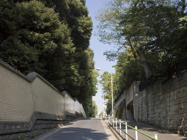 Surrounding environment. Net hill (about 500m ・ 7-minute walk)