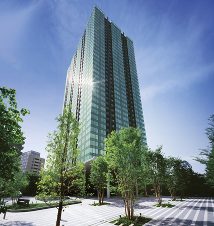 Buildings and facilities. To open space to ensure the comfort of unbelievably central Tokyo, Beautiful green scenery. Wrapped in glass curtain wall of blue green, 38-storey high-rise Tower Residence <City Tower Azabu Juban>. (June 2009 shooting)