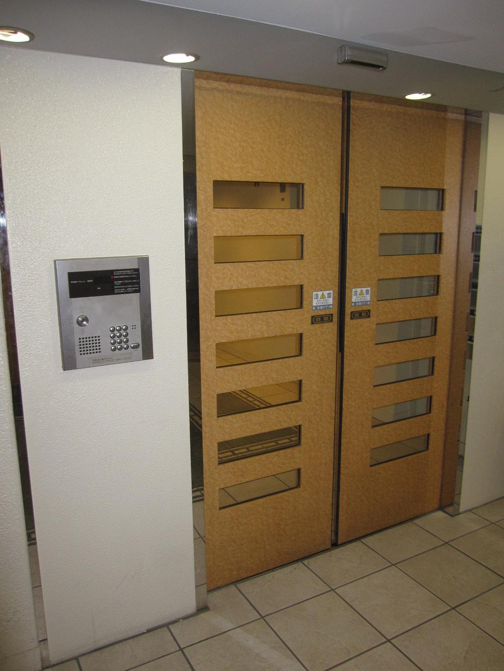 Entrance. Common areas