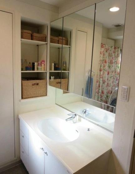 Wash basin, toilet. Indoor (12 May 2013) Shooting