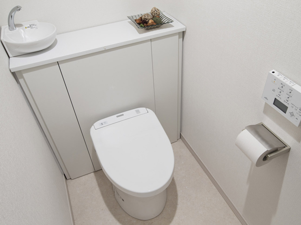 Bathing-wash room.  [Cabinet-type system toilet] Also smooth care in the design of the tank has subsided to cabinet. Toilet seat cleaning ・ heating ・ It is with a deodorizing function.
