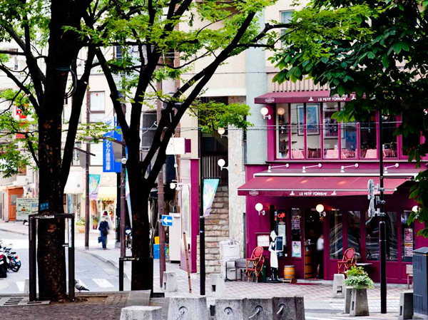 Surrounding environment. Mita wrapping youthful atmosphere typified by Keio University. Trend outgoing area the old and new of charming shops and restaurants gather Azabujuban. Platinum Takanawa calm impression at the beginning Noble Platinum Street. Position literate freely unique three areas in each of the, It brings the day-to-day rich in changes that can only be obtained here. (Azabu-Juban shopping street / About 940m ・ A 12-minute walk)