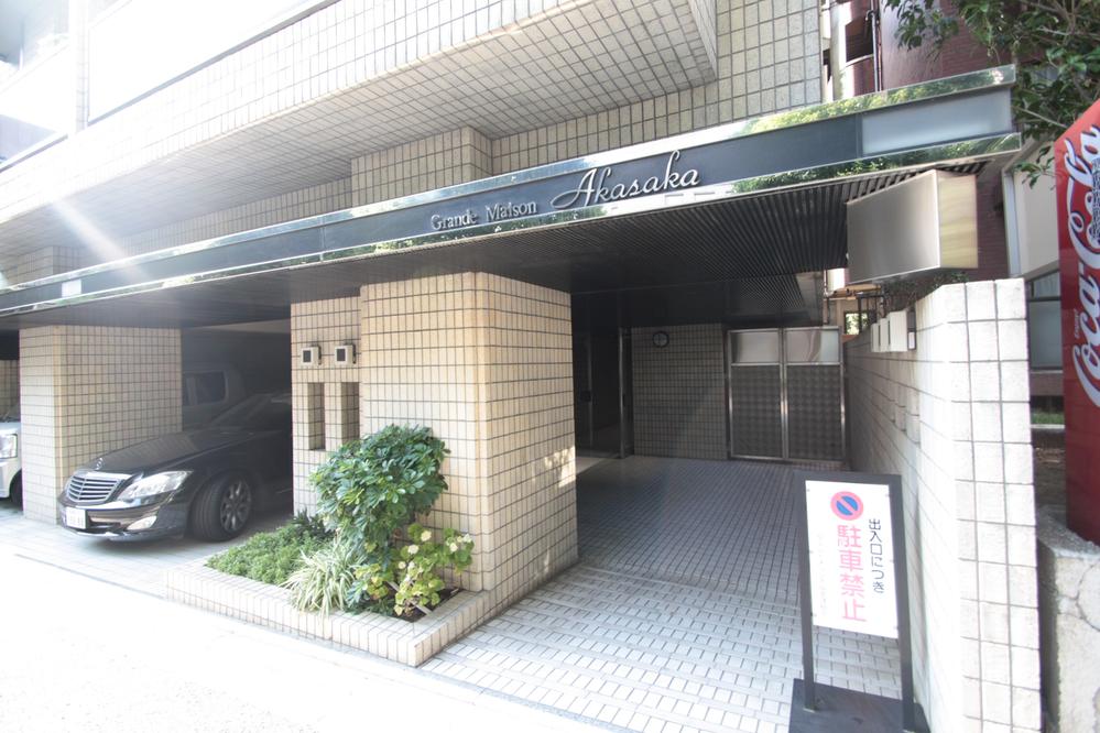 Entrance. Common areas