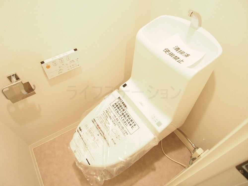 Toilet. Indoor (12 May 2013) Shooting