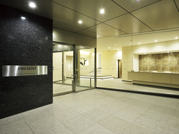 Shared facilities.  [entrance] Exit the lounge side from the hall in the approach towards the elevator, Elegant color of which was a grayish color as the keynote, Corridor will continue to draw the Earl. As a place to welcome important guests, Was aimed at space alive is a dignified air in the peace. (Entrance Photos ※ April 2013 shooting)