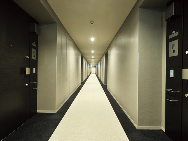 Shared facilities.  [Inner hallway] If you get off the elevator on each floor, There is paved tiles carpet, Followed by the beam with no flat ceiling, The corridor within which is tailored to the hotel-like. Wooden door and texture rich wall cross of the dwelling unit is directing the calm. By providing a further alcove before each dwelling unit, Increase the detached sense, Also consideration to privacy. (Inner hallway photo ※ April 2013 shooting)