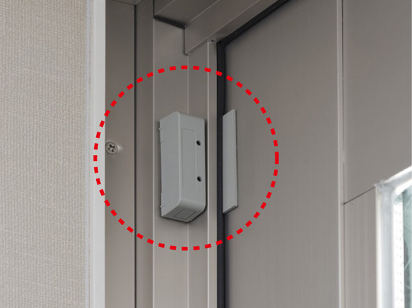 Security.  [Security sensors] Set up a crime prevention sensor entrance door or window is activated when it is tampered with. When the magnet sensor senses at the time of crime prevention set audible alarm sounds by intercom, Abnormal signal is sent to the security company.  ※ FIX window, Surface lattice with windows except. (Same specifications)
