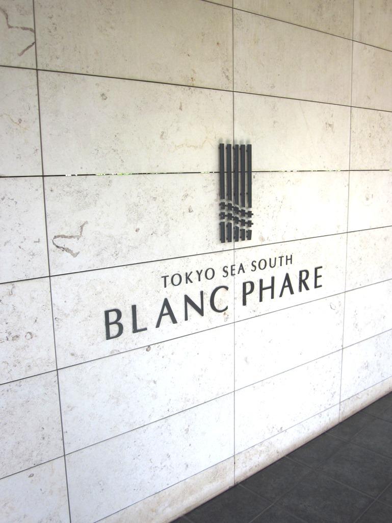 Entrance. Common areas