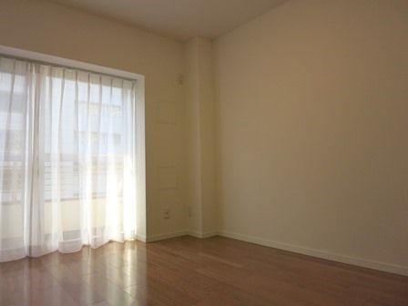 Living. ~ November 14, the new interior renovation completed ~ Easy-to-use 2DK ・ WIC. Has been enhanced condominium common area repair history. There is long-term repair plan. Management system is good in live-management peace of mind.