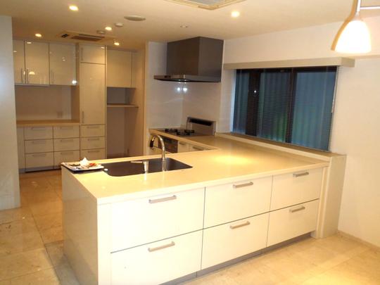 Kitchen. Kitchen viewed from the dining. Use is easy to L-shaped.