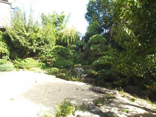 Garden. This property boasts a private garden about 100 square meters. Is a living environment that it can be said that the height of luxury.