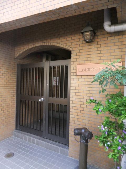 Entrance. There is a entrance to Azabu Juban Station Exit 1 front.