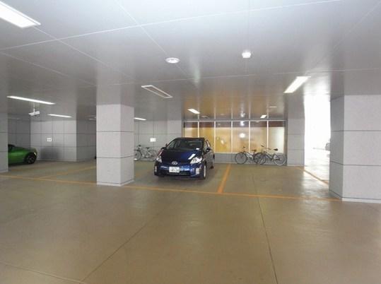 Other introspection. Indoor parking large vehicles is also provided with a space of Ease