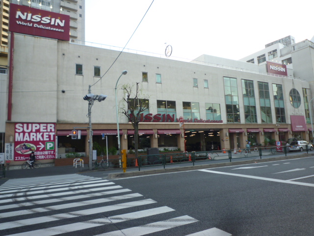 Supermarket. National Market 500m to Nissin (super)