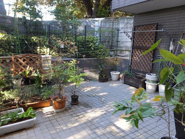 Garden. Private terrace 41.43 sq m  Stuck tile