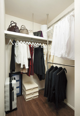 Receipt.  [All households standard of walk-in closet] Set up a walk-in closet that can put away a lot of luggage. Bulky tend to winter clothing such as can also be put together in one place, To achieve the clean room.  ※ Storage by type, height ・ Different shape, etc..