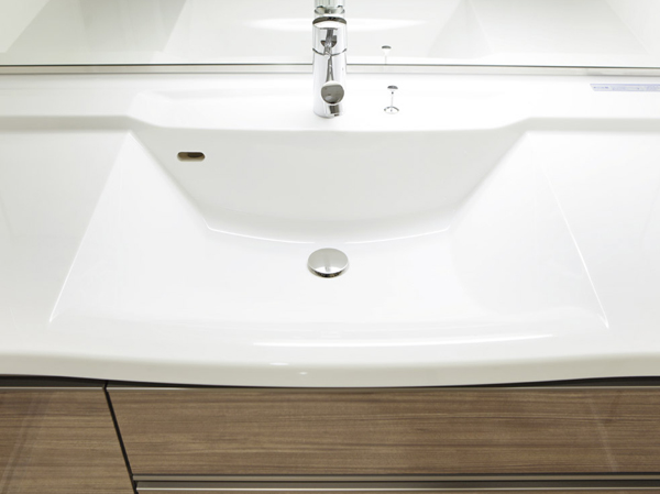 Bathing-wash room.  [Counter-integrated basin bowl] Has adopted a wash bowl seamless integrated with the counter. It is possible to suppress the occurrence of stain and mold, It is easy to clean.