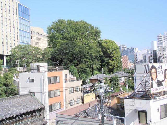 View photos from the dwelling unit. ¥