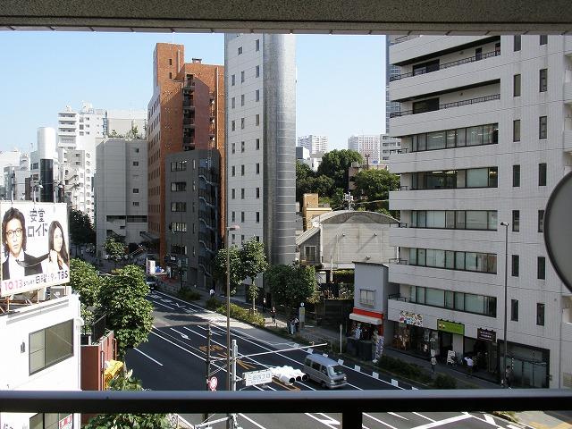 View photos from the dwelling unit. ¥