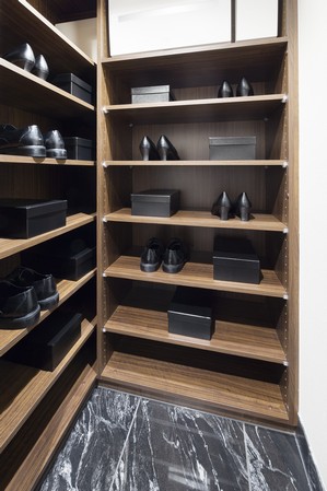 Shoe closet that the family of the shoes can store plenty. Boots and umbrella, of course, Outdoor goods is clear that also can be stored