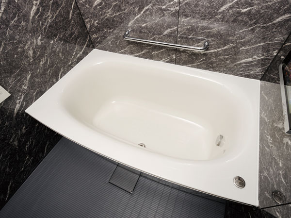 Bathing-wash room.  [Organic glass-based new material bow soaking bathtubs] Tub, Play the dirt with a smooth surface has adopted a new material. "Water Repellent ・ Crawling oil component "has been kneaded in the material, Playing the water, It prevents dirt.