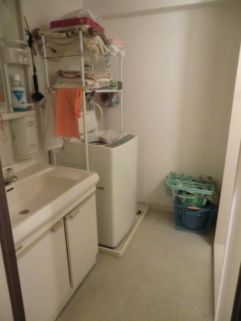 Wash basin, toilet. Indoor (12 May 2013) Shooting