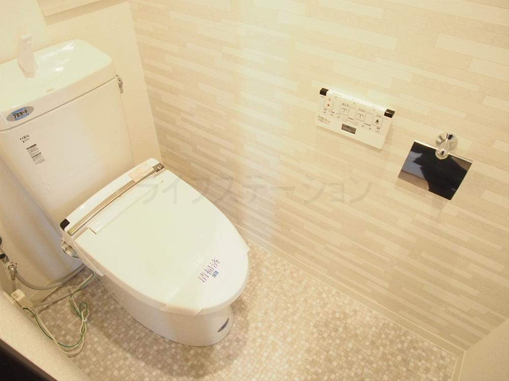 Toilet. Indoor (12 May 2013) Shooting