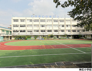 Primary school. 314m until God 応小 school (elementary school)
